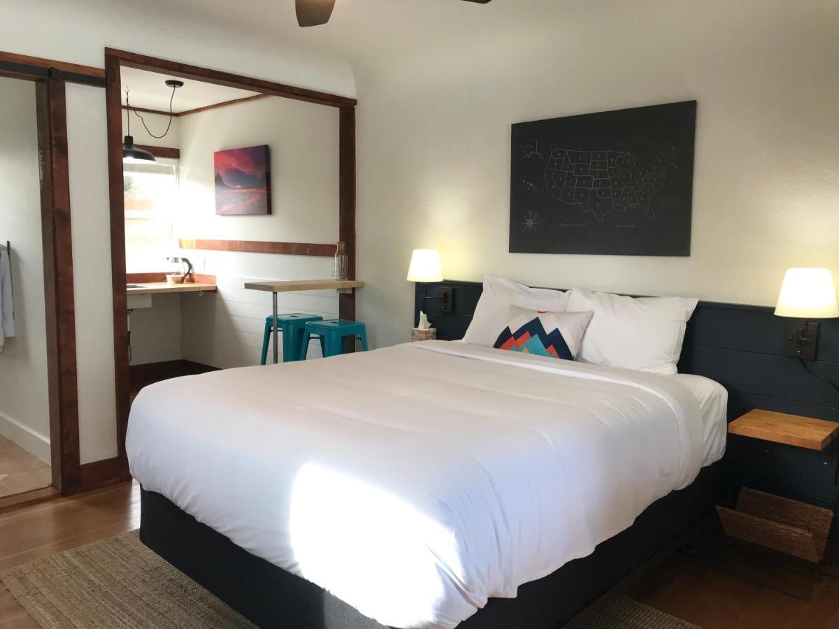 Left Coast Lodge - Pet Friendly Sisters Bagian luar foto